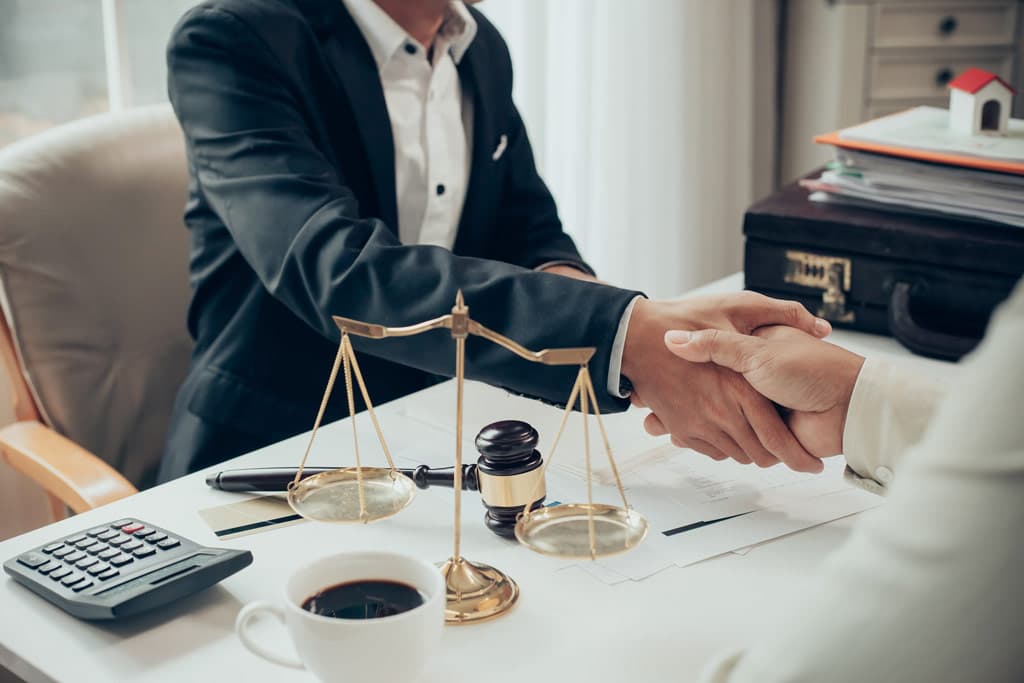 Su despacho de abogados en Noia y Ribeira